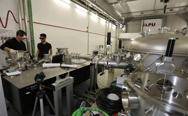 Preparación de un experimento en El Centro de Láser de la Universidad. /SALAMANCAHOY