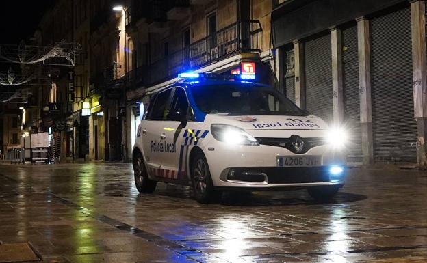 Coche patrulla de la Policía Local en el centro de Salamanca. 