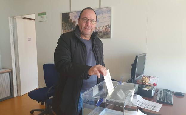 Julián Juanes, vicepresidente de Asaja Salamanca, ha votado ya este lunes en la capital del Tormes. 