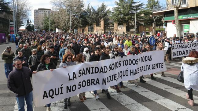 VIDEO: La Marea Blanca recorre las calles de Salamanca